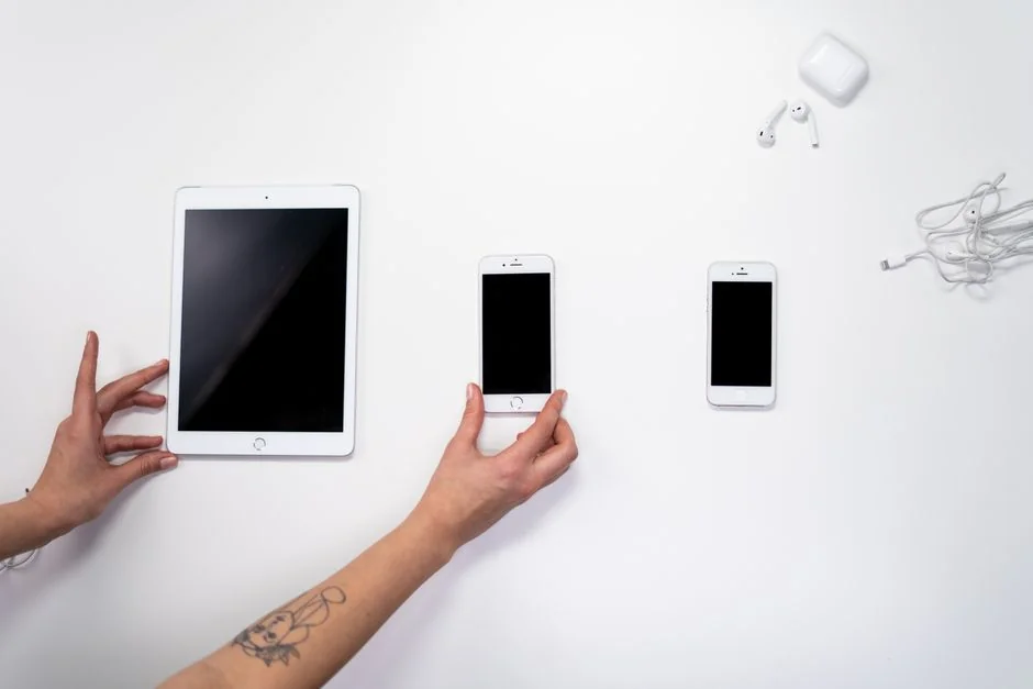 Vue rapprochée d’un écran d’ordinateur portable affichant une interface de retouche photo, mettant en valeur la créativité numérique et la technologie.