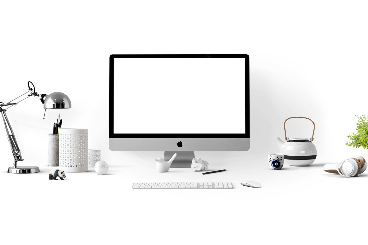 Bureau de travail épuré avec un iMac, une lampe et de la papeterie, idéal pour des arrière-plans liés à la technologie.